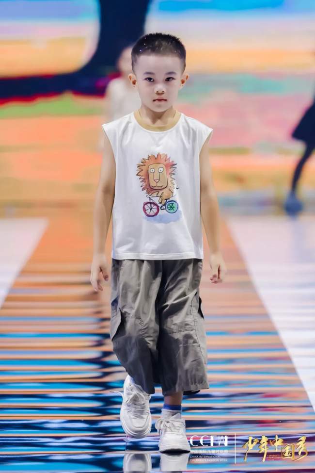 中国国际儿童时尚国庆嘉年华在于都开幕,红色文化与时尚融合绽放-美派服饰网(图11) 中国国际儿童时尚国庆嘉年华在于都开幕,红色文化与时尚融合绽放-美派服饰网(图11)