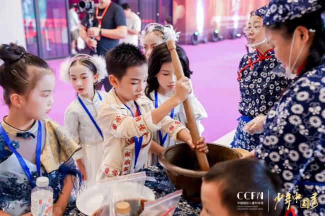 中国国际儿童时尚国庆嘉年华在于都开幕,红色文化与时尚融合绽放-美派服饰网(图15) 中国国际儿童时尚国庆嘉年华在于都开幕,红色文化与时尚融合绽放-美派服饰网(图15)