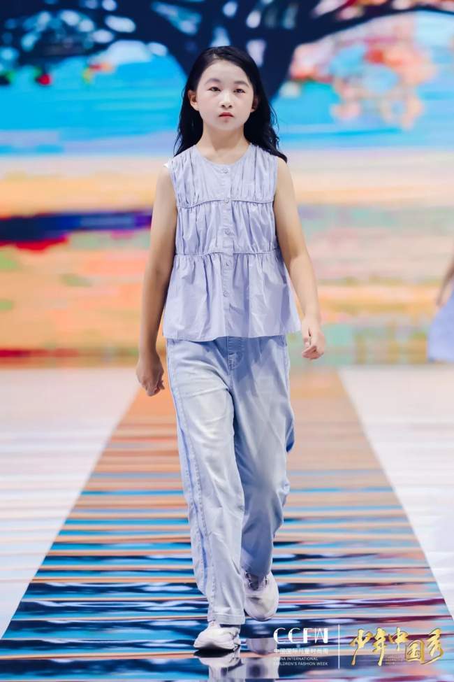 中国国际儿童时尚国庆嘉年华在于都开幕,红色文化与时尚融合绽放-美派服饰网(图26) 中国国际儿童时尚国庆嘉年华在于都开幕,红色文化与时尚融合绽放-美派服饰网(图26)