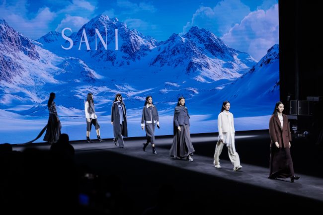 织暖秘境：SANI时装秀诠释自然生命力的温暖美学-美派服饰网(图2)