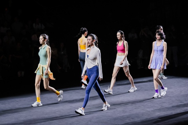 聚衣堂再度登陆广东时装周 推出裸感锦面料重新定义瑜伽服体验-美派服饰网(图1) 聚衣堂再度登陆广东时装周 推出裸感锦面料重新定义瑜伽服体验-美派服饰网(图1)