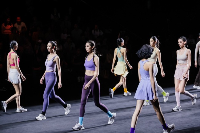 聚衣堂再度登陆广东时装周 推出裸感锦面料重新定义瑜伽服体验-美派服饰网(图2) 聚衣堂再度登陆广东时装周 推出裸感锦面料重新定义瑜伽服体验-美派服饰网(图2)