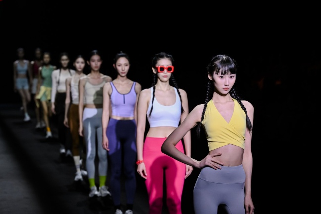 聚衣堂再度登陆广东时装周 推出裸感锦面料重新定义瑜伽服体验-美派服饰网(图3) 聚衣堂再度登陆广东时装周 推出裸感锦面料重新定义瑜伽服体验-美派服饰网(图3)