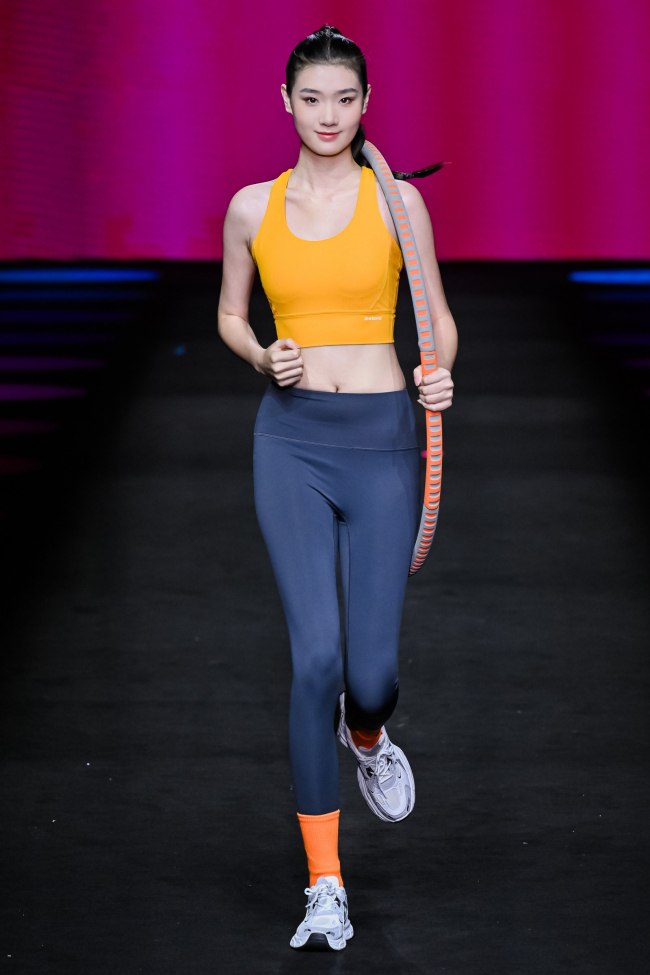 聚衣堂再度登陆广东时装周 推出裸感锦面料重新定义瑜伽服体验-美派服饰网(图4) 聚衣堂再度登陆广东时装周 推出裸感锦面料重新定义瑜伽服体验-美派服饰网(图4)