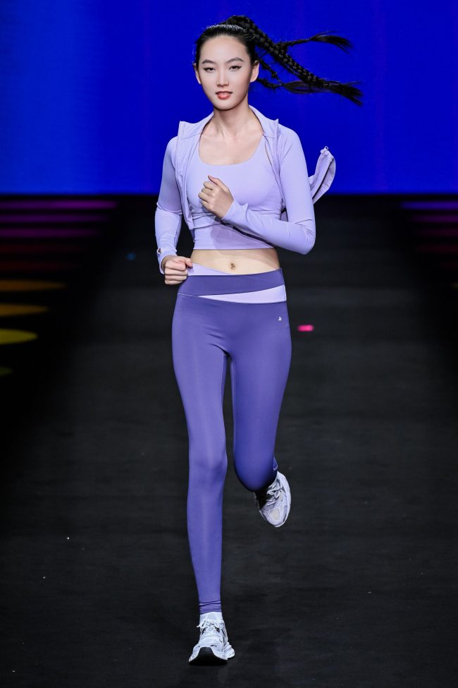 聚衣堂再度登陆广东时装周 推出裸感锦面料重新定义瑜伽服体验-美派服饰网(图5) 聚衣堂再度登陆广东时装周 推出裸感锦面料重新定义瑜伽服体验-美派服饰网(图5)