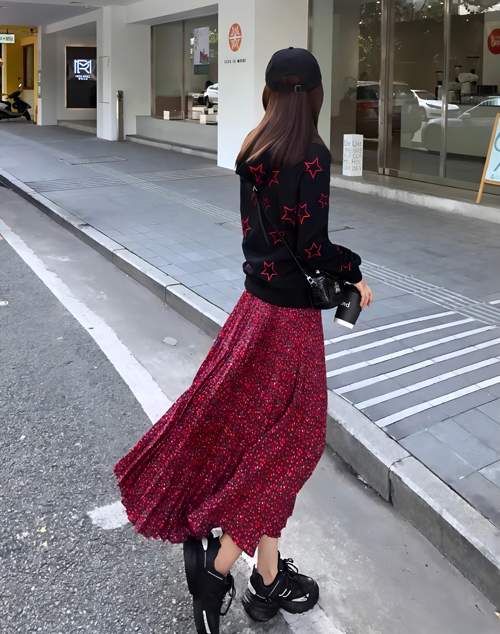 红色碎花半身裙搭配指南:多种风格穿搭技巧分享-美派服饰网(图2) 红色碎花半身裙搭配指南:多种风格穿搭技巧分享-美派服饰网(图2)