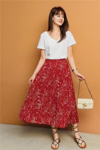 红色碎花半身裙搭配指南：多种风格穿搭技巧分享-美派服饰网