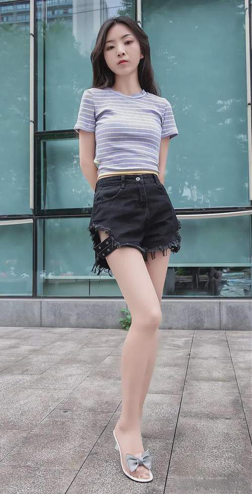 夏季短裤配丝袜穿搭指南,时尚与实用并存的完美组合-美派服饰网(图2) 夏季短裤配丝袜穿搭指南,时尚与实用并存的完美组合-美派服饰网(图2)