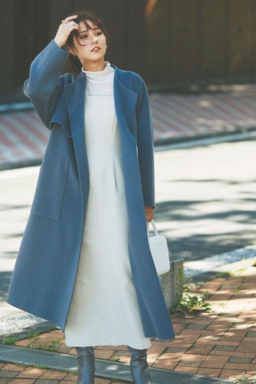 白色连衣裙秋冬搭配指南:外套针织配饰穿搭技巧-美派服饰网(图2) 白色连衣裙秋冬搭配指南:外套针织配饰穿搭技巧-美派服饰网(图2)