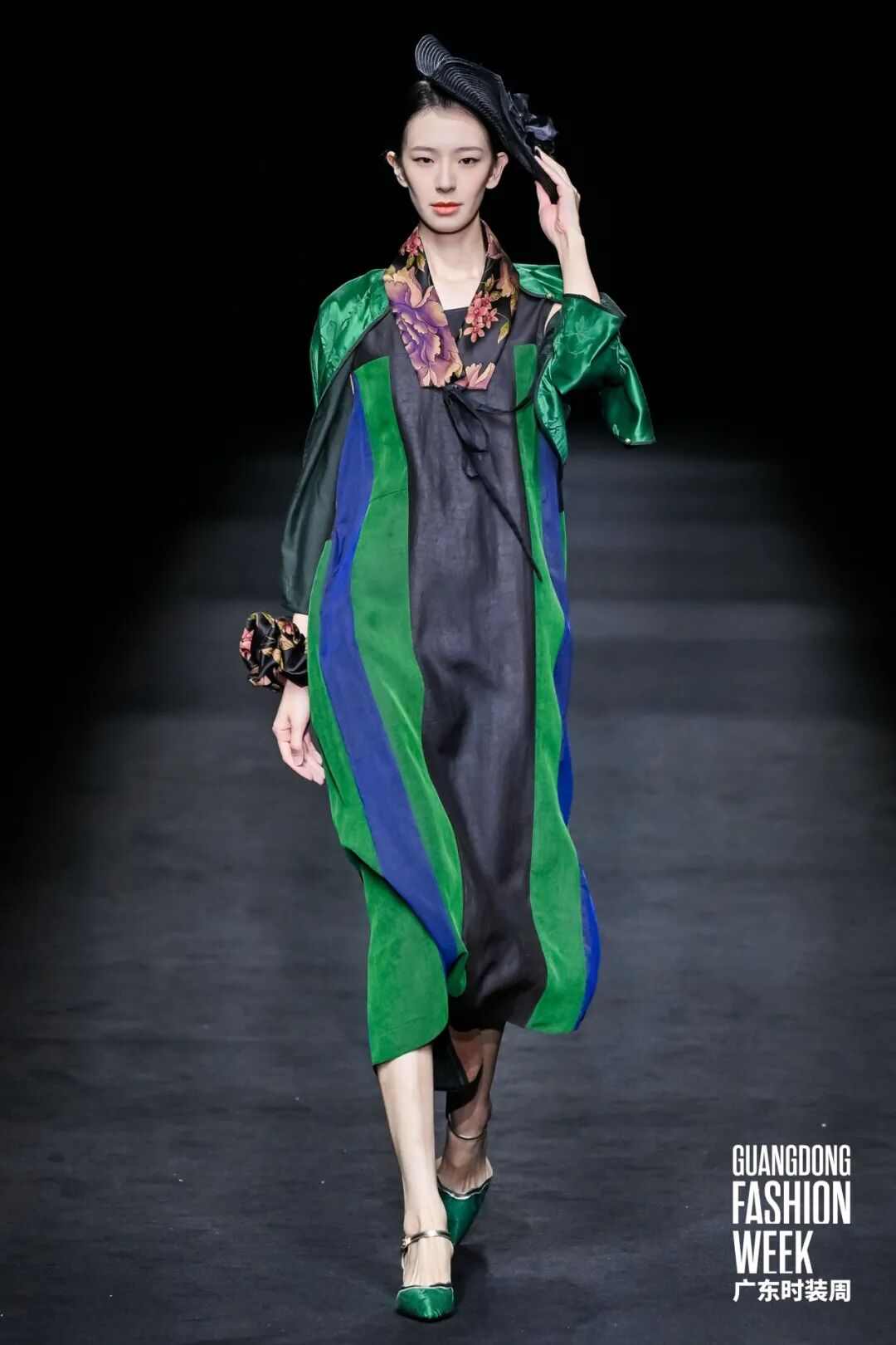 香云纱非遗美学绽放现代时尚,燕梅香纱品牌发布会展现传统技艺新魅力-美派服饰网(图4) 图片