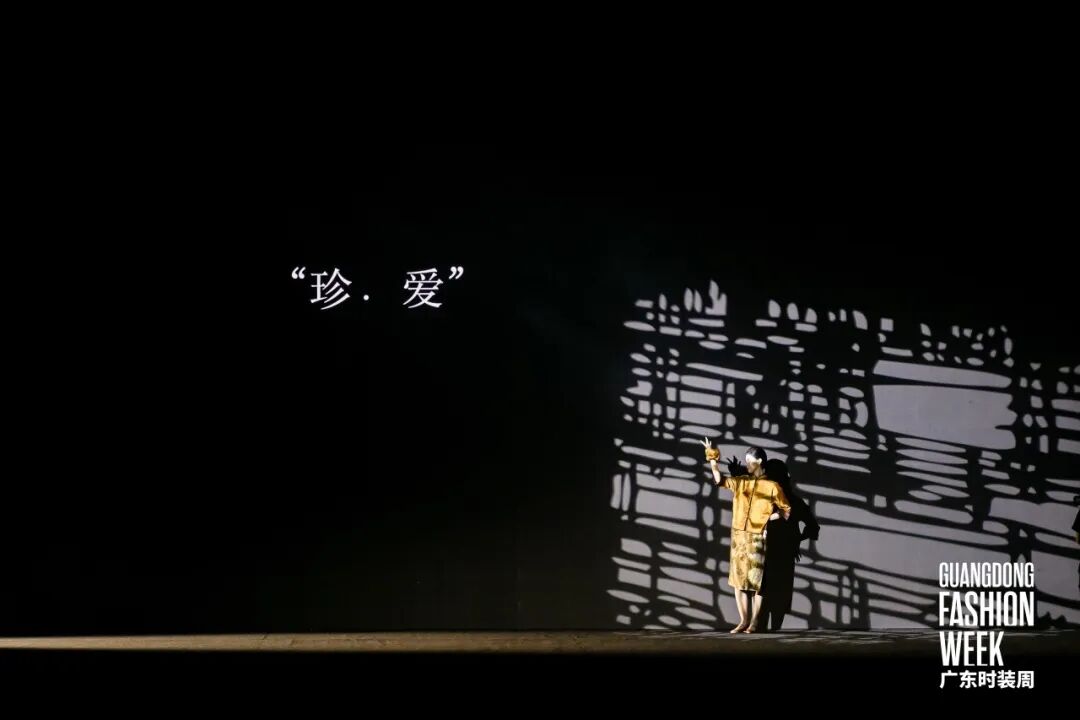 香云纱非遗美学绽放现代时尚,燕梅香纱品牌发布会展现传统技艺新魅力-美派服饰网(图2) 图片