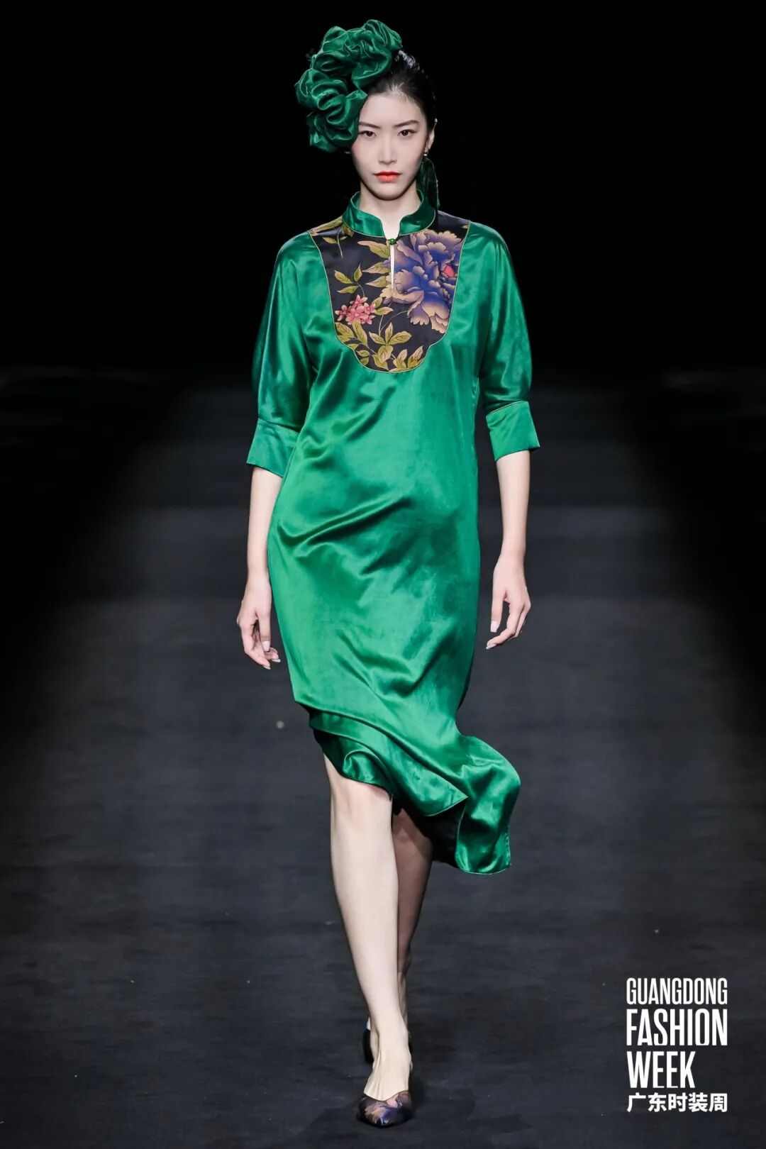 香云纱非遗美学绽放现代时尚,燕梅香纱品牌发布会展现传统技艺新魅力-美派服饰网(图3) 图片