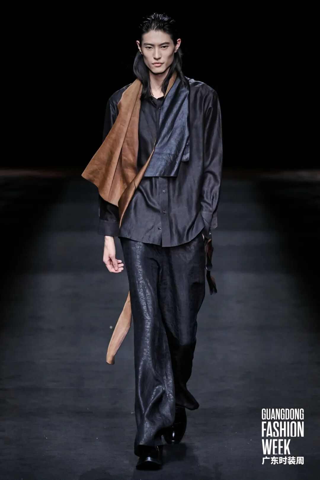 香云纱非遗美学绽放现代时尚,燕梅香纱品牌发布会展现传统技艺新魅力-美派服饰网(图13) 图片