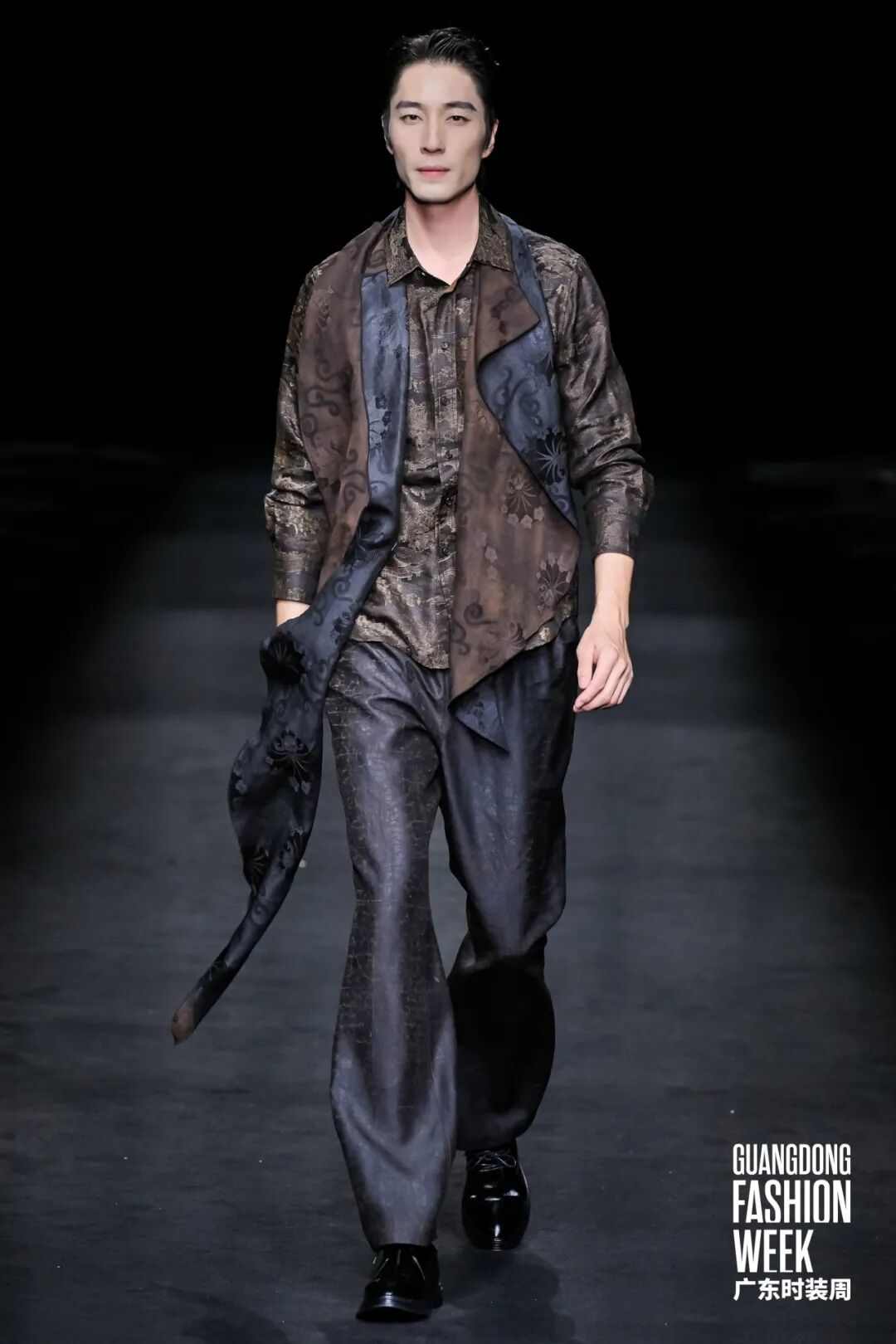 香云纱非遗美学绽放现代时尚,燕梅香纱品牌发布会展现传统技艺新魅力-美派服饰网(图12) 图片