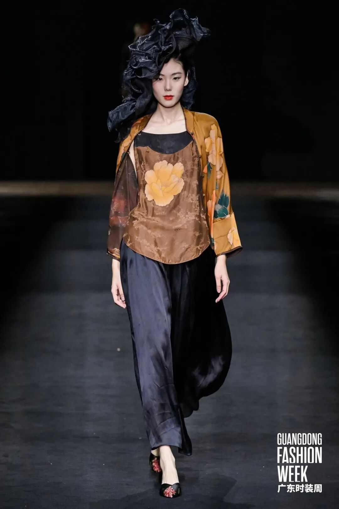 香云纱非遗美学绽放现代时尚,燕梅香纱品牌发布会展现传统技艺新魅力-美派服饰网(图16) 图片