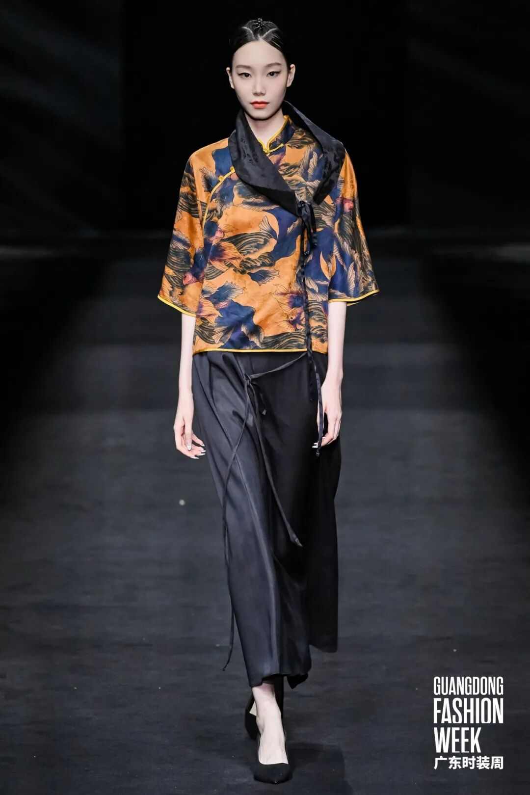 香云纱非遗美学绽放现代时尚,燕梅香纱品牌发布会展现传统技艺新魅力-美派服饰网(图15) 图片