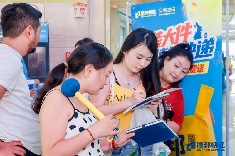 德邦快递助力平湖羽绒服产业,专业大件物流服务护航商户旺季发货-美派服饰网(图2) 德邦快递助力平湖羽绒服产业,专业大件物流服务护航商户旺季发货-美派服饰网(图2)