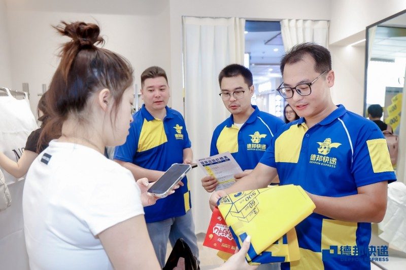 德邦快递助力平湖羽绒服产业,专业大件物流服务护航商户旺季发货-美派服饰网(图3) 德邦快递助力平湖羽绒服产业,专业大件物流服务护航商户旺季发货-美派服饰网(图3)