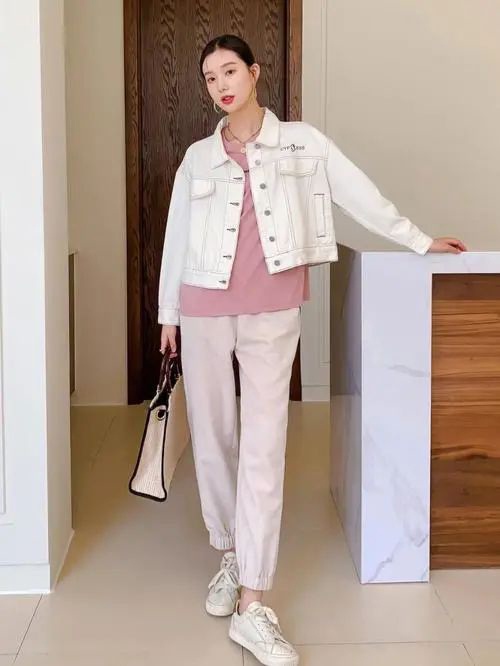 白色夹克搭配指南:裤装裙装穿搭技巧全攻略-美派服饰网(图1) 白色夹克搭配指南:裤装裙装穿搭技巧全攻略-美派服饰网(图1)