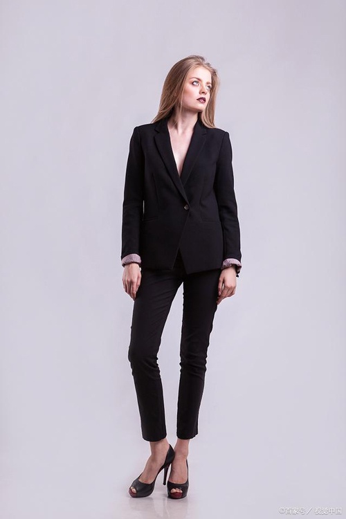 正装搭配鞋子指南:高跟鞋玛丽珍鞋乐福鞋选择技巧-美派服饰网(图1) 正装搭配鞋子指南:高跟鞋玛丽珍鞋乐福鞋选择技巧-美派服饰网(图1)