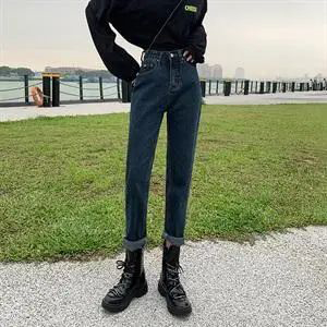 牛仔裤配英伦风鞋子穿搭指南：布洛克鞋马丁靴乐福鞋搭配技巧-美派服饰网(图1)