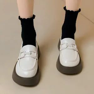 白色玛丽珍鞋配袜子搭配指南,甜美复古穿搭方案推荐-美派服饰网(图2) 白色玛丽珍鞋配袜子搭配指南,甜美复古穿搭方案推荐-美派服饰网(图2)