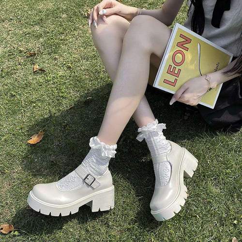 白色玛丽珍鞋配袜子搭配指南,甜美复古穿搭方案推荐-美派服饰网(图1) 白色玛丽珍鞋配袜子搭配指南,甜美复古穿搭方案推荐-美派服饰网(图1)