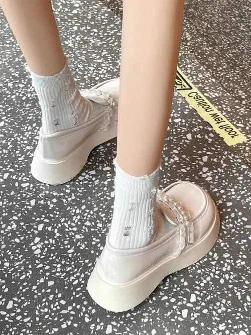 白色玛丽珍鞋配袜子搭配指南,甜美复古穿搭方案推荐-美派服饰网(图3) 白色玛丽珍鞋配袜子搭配指南,甜美复古穿搭方案推荐-美派服饰网(图3)