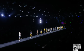 中韩时尚品牌联名发布秀展现跨文化潮流对话-美派服饰网(图1) 中韩时尚品牌联名发布秀展现跨文化潮流对话-美派服饰网(图1)