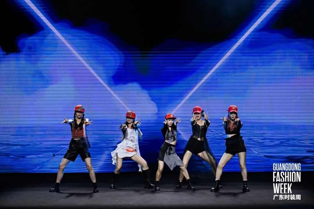 中韩时尚品牌联名发布秀展现跨文化潮流对话-美派服饰网(图18) 图片