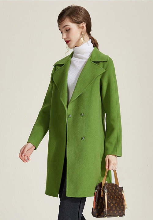 草绿色风衣搭配指南：裤装裙装穿搭技巧全攻略-美派服饰网(图1)