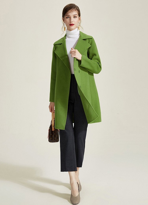 草绿色风衣搭配指南：裤装裙装穿搭技巧全攻略-美派服饰网(图2)