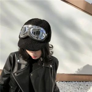 机车服搭配帽子的时尚穿搭指南：棒球帽贝雷帽毛线帽完美组合-美