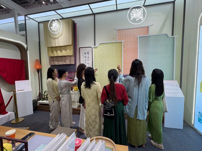 非遗吴罗织造技艺传承企业参展面辅料展十周年创新发展之路-美派服饰网(图3) 非遗吴罗织造技艺传承企业参展面辅料展十周年创新发展之路-美派服饰网(图3)