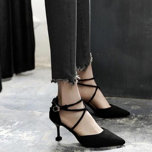 黑色尖头高跟鞋搭配指南:裤装裙装完美组合技巧-美派服饰网(图1) 黑色尖头高跟鞋搭配指南:裤装裙装完美组合技巧-美派服饰网(图1)