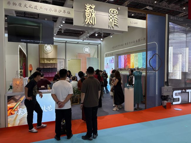 非遗吴罗织造技艺传承企业参展面辅料展十周年创新发展之路-美派