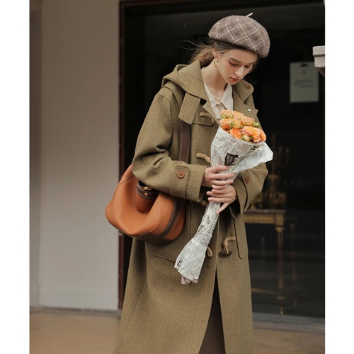 毛呢大衣搭配什么帽子好看？五种经典帽型穿搭指南-美派服饰网(图1)