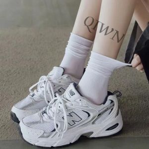 白色运动鞋配袜子穿搭指南：短袜中筒袜搭配技巧-美派服饰网