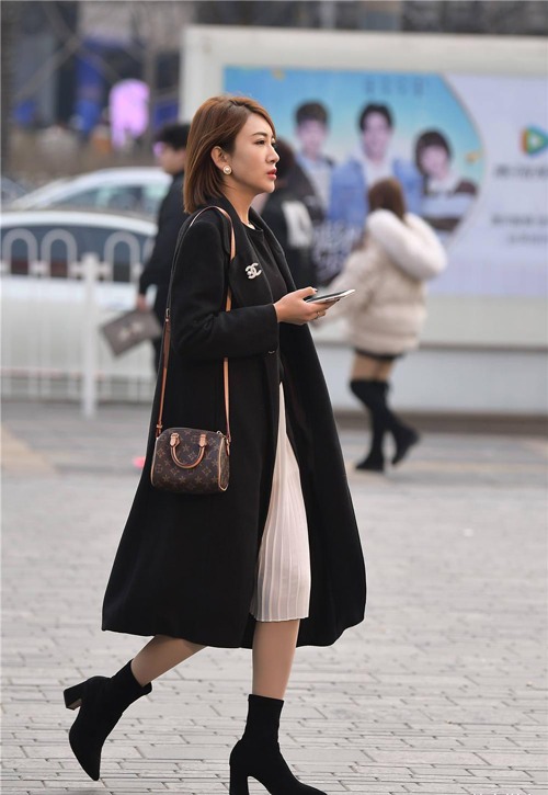 冬季高跟鞋搭配指南:大衣羽绒服毛衣的完美组合-美派服饰网(图1) 冬季高跟鞋搭配指南:大衣羽绒服毛衣的完美组合-美派服饰网(图1)