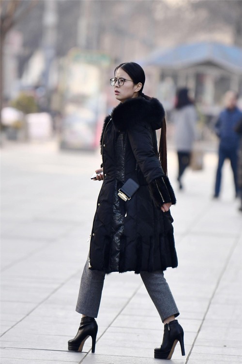 冬季高跟鞋搭配指南:大衣羽绒服毛衣的完美组合-美派服饰网(图2) 冬季高跟鞋搭配指南:大衣羽绒服毛衣的完美组合-美派服饰网(图2)
