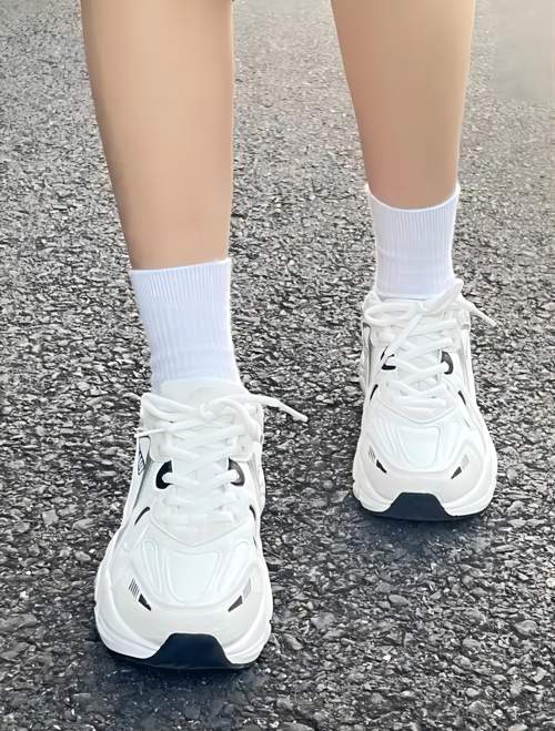 白色运动鞋配袜子穿搭指南：短袜中筒袜搭配技巧-美派服饰网(图1)