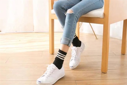 白色运动鞋配袜子穿搭指南：短袜中筒袜搭配技巧-美派服饰网(图2)