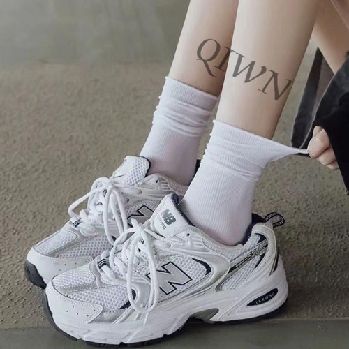 白色运动鞋配袜子穿搭指南：短袜中筒袜搭配技巧-美派服饰网(图3)