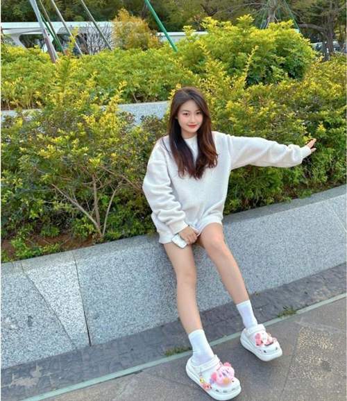 洞洞鞋搭配衣服指南：休闲运动甜美三种风格穿搭技巧-美派服饰网(图1)