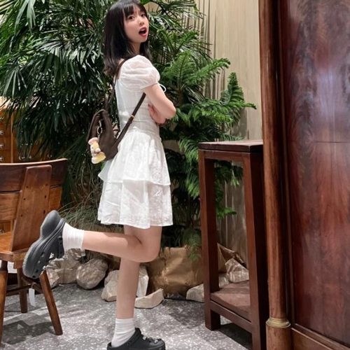 洞洞鞋搭配衣服指南：休闲运动甜美三种风格穿搭技巧-美派服饰网(图2)