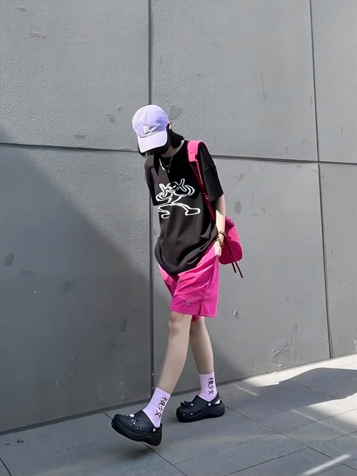 洞洞鞋搭配衣服指南：休闲运动甜美三种风格穿搭技巧-美派服饰网(图3)