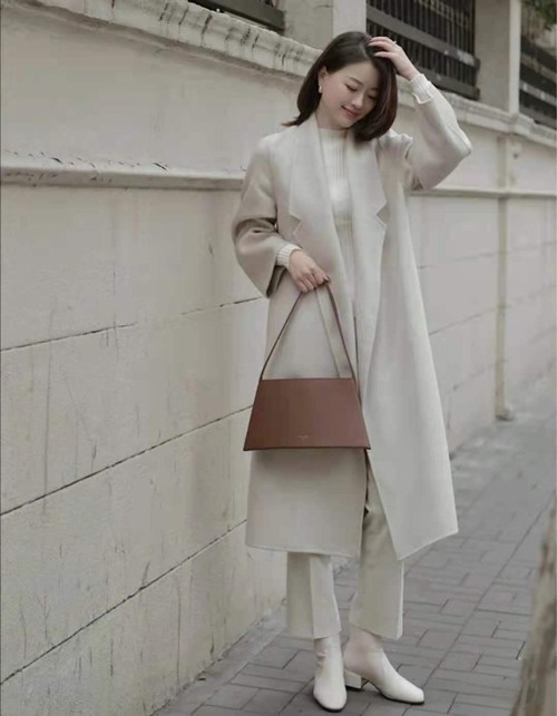 白色短靴冬季搭配指南：大衣毛衣羽绒服穿搭技巧-美派服饰网(图1)