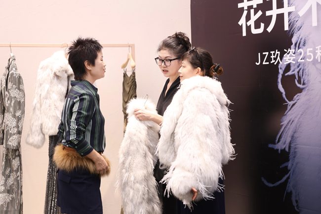 从黄金到皮草:高端消费转向“价值投资”,JZ玖姿预售会揭晓时尚消费新热点(图4) 从黄金到皮草:高端消费转向“价值投资”,JZ玖姿预售会揭晓时尚消费新热点(图4)
