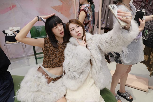 从黄金到皮草:高端消费转向“价值投资”,JZ玖姿预售会揭晓时尚消费新热点(图8) 从黄金到皮草:高端消费转向“价值投资”,JZ玖姿预售会揭晓时尚消费新热点(图8)