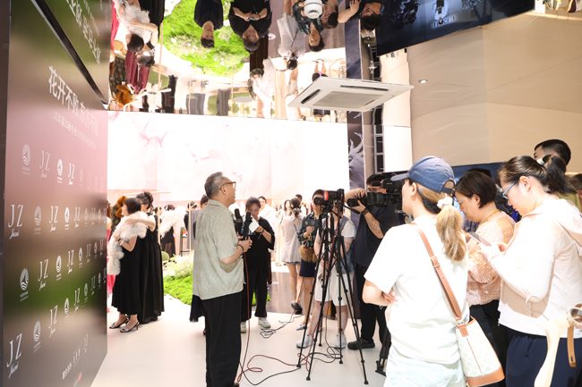 从黄金到皮草:高端消费转向“价值投资”,JZ玖姿预售会揭晓时尚消费新热点(图10) 从黄金到皮草:高端消费转向“价值投资”,JZ玖姿预售会揭晓时尚消费新热点(图10)